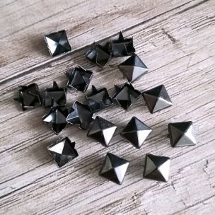 Cvočky na oblečení 6x6 mm pyramida - gun metal