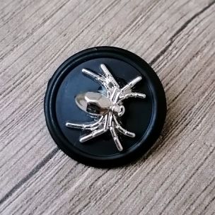 Černý knoflík s pavoukem / 23 mm