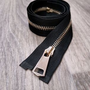 Kovový zlatý zip 60 cm / ČERNÝ