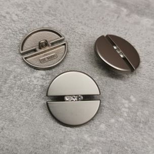 Stříbrný knoflík se 3 zirkony / 23 mm